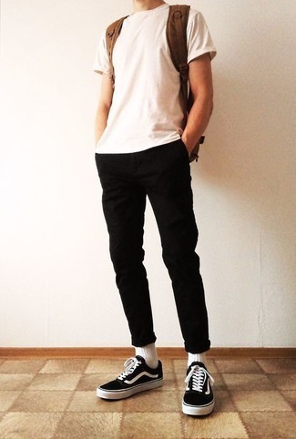 Braunen Segeltuch Rucksack kombinieren – 100 Herren Outfits: Kombinieren Sie ein weißes T-Shirt mit einem Rundhalsausschnitt mit einem braunen Segeltuch Rucksack für einen entspannten Wochenend-Look. Schwarze und weiße Segeltuch niedrige Sneakers sind eine einfache Möglichkeit, Ihren Look aufzuwerten.