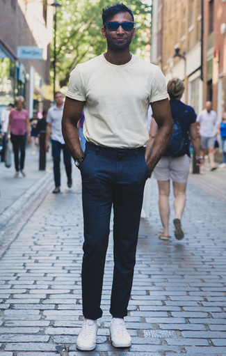 Blaue Sonnenbrille kombinieren – 155 Herren Outfits heiß Wetter: Vereinigen Sie ein weißes T-Shirt mit einem Rundhalsausschnitt mit einer blauen Sonnenbrille für einen entspannten Wochenend-Look. Fühlen Sie sich mutig? Wählen Sie weißen Segeltuch niedrige Sneakers.