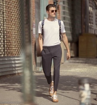 Dunkelblauen Segeltuch Rucksack kombinieren – 163 Herren Outfits: Für ein bequemes Couch-Outfit, kombinieren Sie ein weißes T-Shirt mit einem Rundhalsausschnitt mit einem dunkelblauen Segeltuch Rucksack. Schalten Sie Ihren Kleidungsbestienmodus an und machen beige Segeltuch niedrige Sneakers zu Ihrer Schuhwerkwahl.