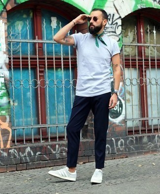 hellblaues T-Shirt mit einem Rundhalsausschnitt, dunkelblaue Chinohose, graue Segeltuch niedrige Sneakers, grüner Bandana für Herren