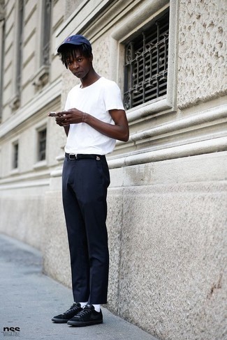 Gürtel kombinieren – 500+ Herren Outfits heiß Wetter: Ein weißes T-Shirt mit einem Rundhalsausschnitt und ein Gürtel sind eine perfekte Wochenend-Kombination. Schwarze Wildleder niedrige Sneakers bringen Eleganz zu einem ansonsten schlichten Look.