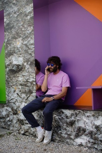 30 Jährige: Dunkelblaue Sonnenbrille kombinieren – 267 Casual Herren Outfits: Kombinieren Sie ein rosa T-Shirt mit einem Rundhalsausschnitt mit einer dunkelblauen Sonnenbrille für einen entspannten Wochenend-Look. Weiße Leder niedrige Sneakers bringen klassische Ästhetik zum Ensemble.