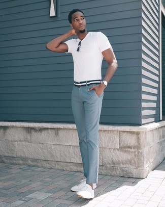 20 Jährige: Blaue Sonnenbrille kombinieren – 93 Casual Herren Outfits: Kombinieren Sie ein weißes T-Shirt mit einem Rundhalsausschnitt mit einer blauen Sonnenbrille für einen entspannten Wochenend-Look. Fügen Sie weißen Segeltuch niedrige Sneakers für ein unmittelbares Style-Upgrade zu Ihrem Look hinzu.