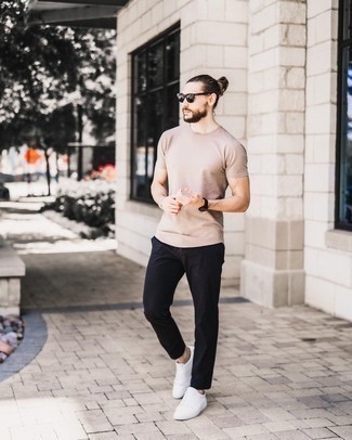 30 Jährige: Schwarze Sonnenbrille kombinieren – 453 Herren Outfits heiß Wetter: Für ein bequemes Couch-Outfit, tragen Sie ein hellbeige T-Shirt mit einem Rundhalsausschnitt und eine schwarze Sonnenbrille. Fühlen Sie sich mutig? Entscheiden Sie sich für weißen Segeltuch niedrige Sneakers.