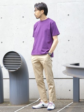 Violettes T-Shirt mit einem Rundhalsausschnitt kombinieren – 125 Herren Outfits: Kombinieren Sie ein violettes T-Shirt mit einem Rundhalsausschnitt mit einer hellbeige Chinohose für ein bequemes Outfit, das außerdem gut zusammen passt. Weiße und dunkelblaue Segeltuch niedrige Sneakers sind eine ideale Wahl, um dieses Outfit zu vervollständigen.