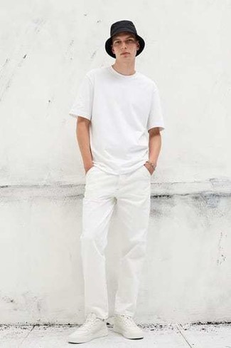 20 Jährige: Weiße Leder niedrige Sneakers kombinieren – 500+ Herren Outfits: Entscheiden Sie sich für ein weißes T-Shirt mit einem Rundhalsausschnitt und eine weiße Chinohose für einen bequemen Alltags-Look. Vervollständigen Sie Ihr Look mit weißen Leder niedrigen Sneakers.