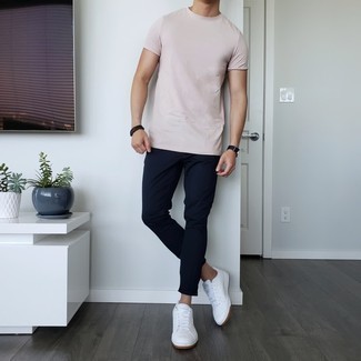 Wie rosa T-Shirt mit einem Rundhalsausschnitt mit weißer Leder niedriger Sneakers zu kombinieren – 28 Sommer Herren Outfits: Vereinigen Sie ein rosa T-Shirt mit einem Rundhalsausschnitt mit einer dunkelblauen Chinohose, um mühelos alles zu meistern, was auch immer der Tag bringen mag. Weiße Leder niedrige Sneakers sind eine ideale Wahl, um dieses Outfit zu vervollständigen. Schon ergibt sich ein schönes Sommer-Outfit.