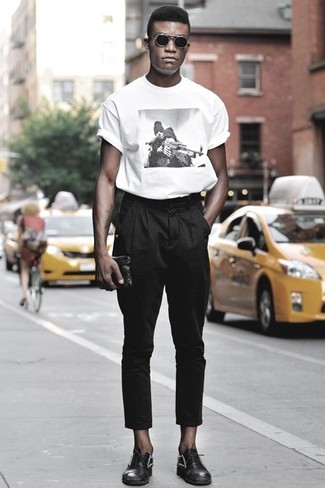 weißes und schwarzes bedrucktes T-Shirt mit einem Rundhalsausschnitt, schwarze Chinohose, schwarze verzierte Leder Oxford Schuhe, schwarze Leder Clutch Handtasche für Herren