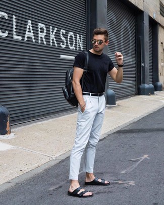 Schwarze Sandalen kombinieren – 500+ Herren Outfits: Kombinieren Sie ein schwarzes T-Shirt mit einem Rundhalsausschnitt mit einer weißen Chinohose, um mühelos alles zu meistern, was auch immer der Tag bringen mag. Wenn Sie nicht durch und durch formal auftreten möchten, wählen Sie schwarzen Sandalen.