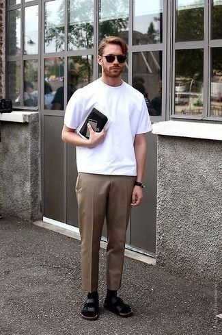 weißes T-Shirt mit einem Rundhalsausschnitt, braune Chinohose, schwarze Ledersandalen, schwarze Sonnenbrille für Herren