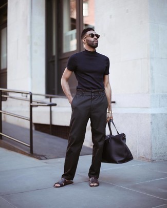 Schwarze Leder Sporttasche kombinieren – 100 Herren Outfits: Ein dunkelblaues T-Shirt mit einem Rundhalsausschnitt und eine schwarze Leder Sporttasche sind eine perfekte Outfit-Formel für Ihre Sammlung. Wenn Sie nicht durch und durch formal auftreten möchten, wählen Sie dunkelbraunen Ledersandalen.