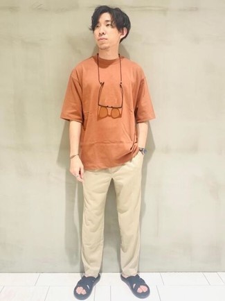 Braune Uhr kombinieren – 218 Lässige Herren Outfits: Ein orange T-Shirt mit einem Rundhalsausschnitt und eine braune Uhr sind eine perfekte Outfit-Formel für Ihre Sammlung. Fühlen Sie sich ideenreich? Entscheiden Sie sich für schwarzen Segeltuchsandalen.