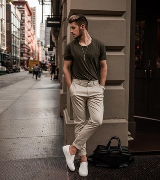 30 Jährige: Weiße Slip-On Sneakers kombinieren – 16 Herren Outfits heiß Wetter: Die Vielseitigkeit von einem olivgrünen T-Shirt mit einem Rundhalsausschnitt und einer hellbeige Chinohose machen sie zu einer lohnenswerten Investition. Weiße Slip-On Sneakers sind eine gute Wahl, um dieses Outfit zu vervollständigen.