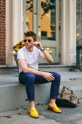30 Jährige: Gelbe Business Schuhe kombinieren – 2 Casual Herren Outfits heiß Wetter: Kombinieren Sie ein weißes T-Shirt mit einem Rundhalsausschnitt mit einer dunkelblauen Chinohose für ein Alltagsoutfit, das Charakter und Persönlichkeit ausstrahlt. Putzen Sie Ihr Outfit mit gelben Business Schuhen.