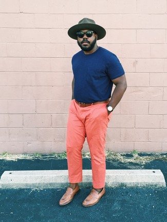 Orange Hose kombinieren – 277 Herren Outfits: Paaren Sie ein dunkelblaues T-Shirt mit einem Rundhalsausschnitt mit einer orange Hose, um mühelos alles zu meistern, was auch immer der Tag bringen mag. Fühlen Sie sich ideenreich? Ergänzen Sie Ihr Outfit mit braunen Leder Slippern.