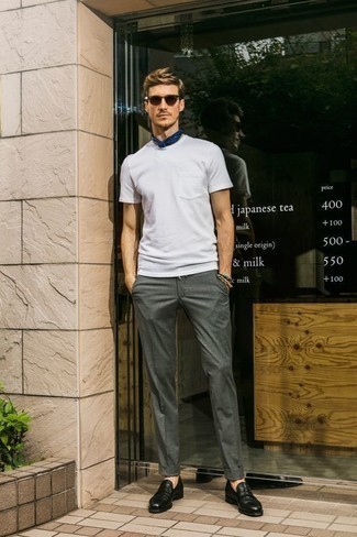 Dunkelblauen Bandana kombinieren – 104 Sommer Herren Outfits: Ein weißes T-Shirt mit einem Rundhalsausschnitt und ein dunkelblauer Bandana vermitteln eine sorglose und entspannte Atmosphäre. Entscheiden Sie sich für schwarzen Leder Slipper, um Ihr Modebewusstsein zu zeigen. So ist das Outfit vollkommen sommertauglich.