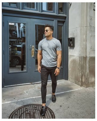 Braune Chinohose kombinieren – 500+ Sommer Herren Outfits: Kombinieren Sie ein graues T-Shirt mit einem Rundhalsausschnitt mit einer braunen Chinohose für ein sonntägliches Mittagessen mit Freunden. Putzen Sie Ihr Outfit mit schwarzen Leder Slippern. Dieser Look ist perfekt für den Sommer geeignet.
