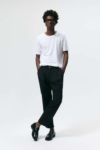 Schwarzen Gürtel kombinieren – 81 Smart-Casual Herren Outfits heiß Wetter: Ein weißes T-Shirt mit einem Rundhalsausschnitt und ein schwarzer Gürtel sind eine perfekte Wochenend-Kombination. Vervollständigen Sie Ihr Outfit mit schwarzen Leder Slippern, um Ihr Modebewusstsein zu zeigen.