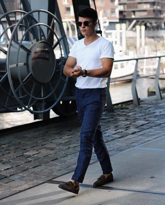 Welche Slipper mit blauer Chinohose zu tragen – 500+ Herren Outfits: Entscheiden Sie sich für ein weißes T-Shirt mit einem Rundhalsausschnitt und eine blaue Chinohose für einen bequemen Alltags-Look. Fühlen Sie sich ideenreich? Wählen Sie Slipper.