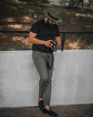 Gürtel kombinieren – 212 Smart-Casual Herren Outfits heiß Wetter: Kombinieren Sie ein schwarzes T-Shirt mit einem Rundhalsausschnitt mit einem Gürtel für einen entspannten Wochenend-Look. Schalten Sie Ihren Kleidungsbestienmodus an und machen schwarzen Leder Slipper mit Quasten zu Ihrer Schuhwerkwahl.