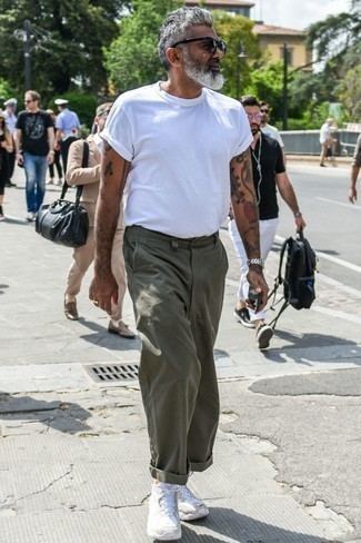 50 Jährige: Olivgrüne Chinohose kombinieren – 123 Herren Outfits: Kombinieren Sie ein weißes T-Shirt mit einem Rundhalsausschnitt mit einer olivgrünen Chinohose für ein Alltagsoutfit, das Charakter und Persönlichkeit ausstrahlt. Machen Sie diese Aufmachung leger mit weißen Sportschuhen.