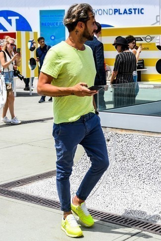 Gelbgrünes T-Shirt mit einem Rundhalsausschnitt kombinieren – 397 Herren Outfits: Entscheiden Sie sich für ein gelbgrünes T-Shirt mit einem Rundhalsausschnitt und eine dunkelblaue Chinohose für ein großartiges Wochenend-Outfit. Fühlen Sie sich mutig? Vervollständigen Sie Ihr Outfit mit gelbgrünen Sportschuhen.