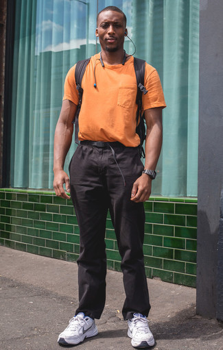 Schwarzen Segeltuchgürtel kombinieren – 215 Herren Outfits: Für ein bequemes Couch-Outfit, kombinieren Sie ein orange T-Shirt mit einem Rundhalsausschnitt mit einem schwarzen Segeltuchgürtel. Fühlen Sie sich mutig? Entscheiden Sie sich für schwarzen Sportschuhe.