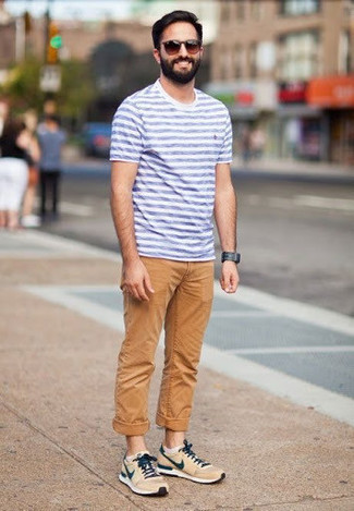 Weißes und blaues T-Shirt mit einem Rundhalsausschnitt kombinieren – 500+ Lässige Herren Outfits: Kombinieren Sie ein weißes und blaues T-Shirt mit einem Rundhalsausschnitt mit einer beige Chinohose für ein Alltagsoutfit, das Charakter und Persönlichkeit ausstrahlt. Suchen Sie nach leichtem Schuhwerk? Wählen Sie hellbeige Sportschuhe für den Tag.