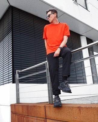 Orange T-Shirt mit einem Rundhalsausschnitt kombinieren – 397 Herren Outfits: Kombinieren Sie ein orange T-Shirt mit einem Rundhalsausschnitt mit einer schwarzen Chinohose für ein großartiges Wochenend-Outfit. Fühlen Sie sich mutig? Vervollständigen Sie Ihr Outfit mit schwarzen Sportschuhen.