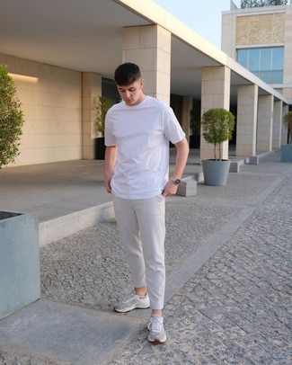Weiße Sneakersocken kombinieren – 547+ Herren Outfits: Ein weißes T-Shirt mit einem Rundhalsausschnitt und weiße Sneakersocken sind eine kluge Outfit-Formel für Ihre Sammlung. Fühlen Sie sich ideenreich? Entscheiden Sie sich für graue Sportschuhe.