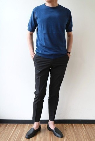 Blaues T-Shirt mit einem Rundhalsausschnitt kombinieren – 487 Smart-Casual Herren Outfits: Kombinieren Sie ein blaues T-Shirt mit einem Rundhalsausschnitt mit einer schwarzen Chinohose für einen bequemen Alltags-Look. Schwarze Leder Slipper sind eine einfache Möglichkeit, Ihren Look aufzuwerten.