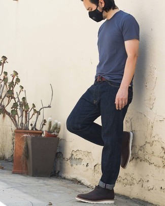 dunkelblaues T-Shirt mit einem Rundhalsausschnitt, dunkelblaue Jeans, dunkelbraune Chukka-Stiefel aus Leder, dunkelroter Ledergürtel für Herren