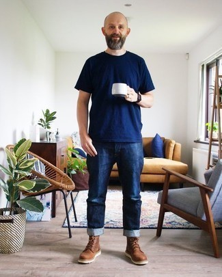 40 Jährige: Dunkelblaue Jeans kombinieren – 500+ Herren Outfits: Kombinieren Sie ein dunkelblaues T-Shirt mit einem Rundhalsausschnitt mit dunkelblauen Jeans, um mühelos alles zu meistern, was auch immer der Tag bringen mag. Fühlen Sie sich ideenreich? Entscheiden Sie sich für eine braune Wildlederfreizeitstiefel.