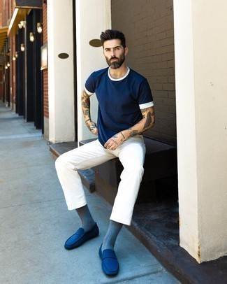 30 Jährige: Silberne Socken kombinieren – 4 Smart-Casual Herren Outfits heiß Wetter: Tragen Sie ein dunkelblaues T-Shirt mit einem Rundhalsausschnitt und silbernen Socken für einen entspannten Wochenend-Look. Fühlen Sie sich mutig? Entscheiden Sie sich für dunkelblauen Segeltuch Slipper.