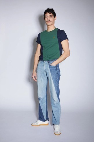 Hellblaue Jeans mit Flicken kombinieren – 18 Herren Outfits: Paaren Sie ein dunkelblaues und grünes T-Shirt mit einem Rundhalsausschnitt mit hellblauen Jeans mit Flicken für einen entspannten Wochenend-Look. Weiße Leder niedrige Sneakers sind eine gute Wahl, um dieses Outfit zu vervollständigen.