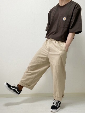 dunkelbraunes T-Shirt mit einem Rundhalsausschnitt, hellbeige Chinohose, schwarze und weiße Segeltuch niedrige Sneakers, braune Socken für Herren