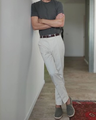 Dunkelbraunen Ledergürtel kombinieren – 500+ Herren Outfits: Für ein bequemes Couch-Outfit, kombinieren Sie ein dunkelgraues T-Shirt mit einem Rundhalsausschnitt mit einem dunkelbraunen Ledergürtel. Vervollständigen Sie Ihr Outfit mit grauen Segeltuch Espadrilles, um Ihr Modebewusstsein zu zeigen.