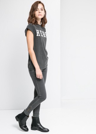 Graue Socken kombinieren – 93 Damen Outfits: Ein dunkelgraues bedrucktes T-Shirt mit einem Rundhalsausschnitt und graue Socken werden zum ultimativen Alltags-Stil. Heben Sie dieses Ensemble mit schwarzen Chelsea Boots aus Leder hervor.