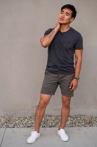 Braune Shorts kombinieren – 129 Herren Outfits: Vereinigen Sie ein dunkelgraues T-Shirt mit einem Rundhalsausschnitt mit braunen Shorts für ein bequemes Outfit, das außerdem gut zusammen passt. Weiße Segeltuch niedrige Sneakers sind eine perfekte Wahl, um dieses Outfit zu vervollständigen.