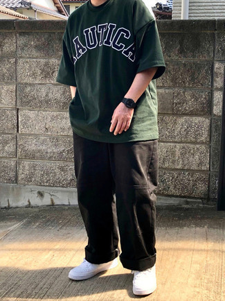 dunkelgrünes bedrucktes T-Shirt mit einem Rundhalsausschnitt, schwarze Chinohose, weiße Leder niedrige Sneakers, schwarze Gummi Uhr für Herren