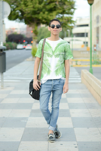 weißes und grünes bedrucktes T-Shirt mit einem Rundhalsausschnitt von 99% Is