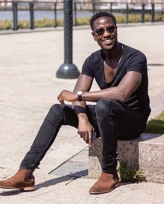 30 Jährige: Schwarzes T-shirt kombinieren – 500+ Casual Herren Outfits warm Wetter: Für ein bequemes Couch-Outfit, vereinigen Sie ein schwarzes T-shirt mit schwarzen engen Jeans. Fühlen Sie sich mutig? Entscheiden Sie sich für braunen Chelsea Boots aus Wildleder.