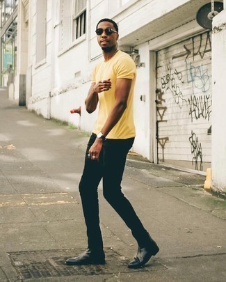 20 Jährige: Gelbes T-Shirt mit einem Rundhalsausschnitt kombinieren – 126 Herren Outfits: Entscheiden Sie sich für ein gelbes T-Shirt mit einem Rundhalsausschnitt und schwarzen enge Jeans für einen entspannten Wochenend-Look. Heben Sie dieses Ensemble mit schwarzen Chelsea Boots aus Leder hervor.
