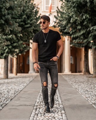 Welche enge Jeans mit schwarzer Chelsea Boots zu tragen – 19 Sommer Herren Outfits: Kombinieren Sie ein schwarzes T-Shirt mit einem Rundhalsausschnitt mit engen Jeans für einen entspannten Wochenend-Look. Fühlen Sie sich mutig? Komplettieren Sie Ihr Outfit mit schwarzen Chelsea Boots. Der Look ist mega für den Sommer.