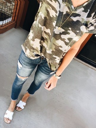 Olivgrünes T-Shirt mit einem Rundhalsausschnitt kombinieren – 32 Damen Outfits: Kombinieren Sie ein olivgrünes T-Shirt mit einem Rundhalsausschnitt mit dunkelblauen engen Jeans mit Destroyed-Effekten, um sich selbstbewusst zu fühlen und stylisch auszusehen. Weiße flache Sandalen aus Leder sind eine großartige Wahl, um dieses Outfit zu vervollständigen.