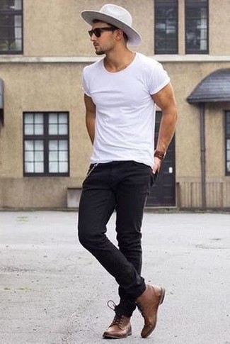 weißes T-Shirt mit einem Rundhalsausschnitt, schwarze enge Jeans, braune Lederfreizeitstiefel, grauer Wollhut für Herren