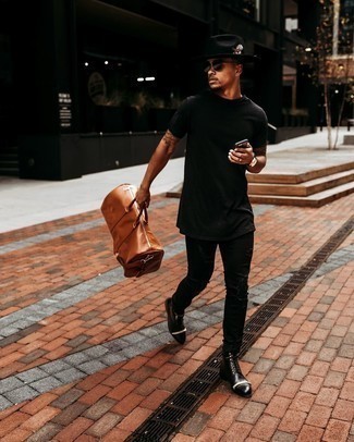 Dunkelbraune Leder Sporttasche kombinieren – 154 Herren Outfits: Für ein bequemes Couch-Outfit, paaren Sie ein schwarzes T-Shirt mit einem Rundhalsausschnitt mit einer dunkelbraunen Leder Sporttasche. Fühlen Sie sich ideenreich? Wählen Sie eine schwarze Lederfreizeitstiefel.