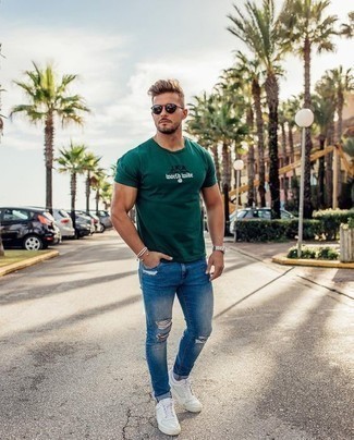 Welche Jeans mit dunkelgrünen T-Shirts mit einem Rundhalsausschnitt zu tragen – 181 Herren Outfits: Kombinieren Sie ein dunkelgrünes T-Shirt mit einem Rundhalsausschnitt mit Jeans für einen entspannten Wochenend-Look. Dieses Outfit passt hervorragend zusammen mit weißen Leder niedrigen Sneakers.