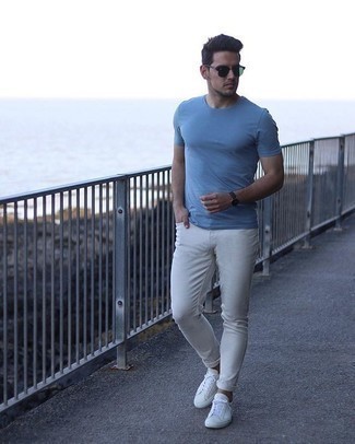 Welche enge Jeans mit weißer und blauer niedriger Sneakers zu tragen – 500+ Herren Outfits: Ein hellblaues T-Shirt mit einem Rundhalsausschnitt und enge Jeans sind das Outfit Ihrer Wahl für faule Tage. Fühlen Sie sich mutig? Vervollständigen Sie Ihr Outfit mit weißen und blauen niedrigen Sneakers.