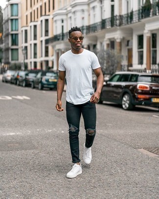 Schwarze Jeans kombinieren – 500+ Lässige Herren Outfits: Paaren Sie ein weißes T-Shirt mit einem Rundhalsausschnitt mit schwarzen Jeans für einen entspannten Wochenend-Look. Weiße Segeltuch niedrige Sneakers sind eine perfekte Wahl, um dieses Outfit zu vervollständigen.